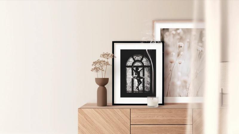 Un salon moderne avec un tableau contemporain lumineux apportant une touche d'éclat et de couleur à l'espace.